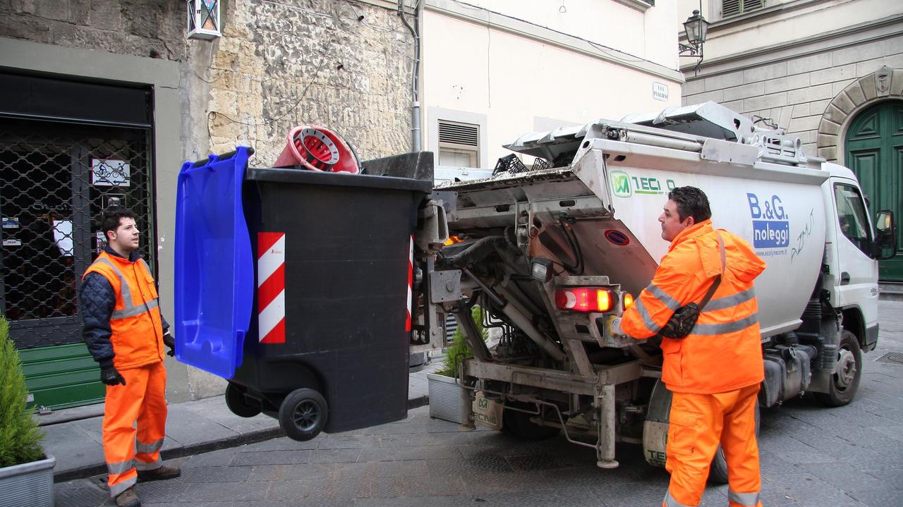La raccolta dei rifiuti porta a porta in centro a Prato