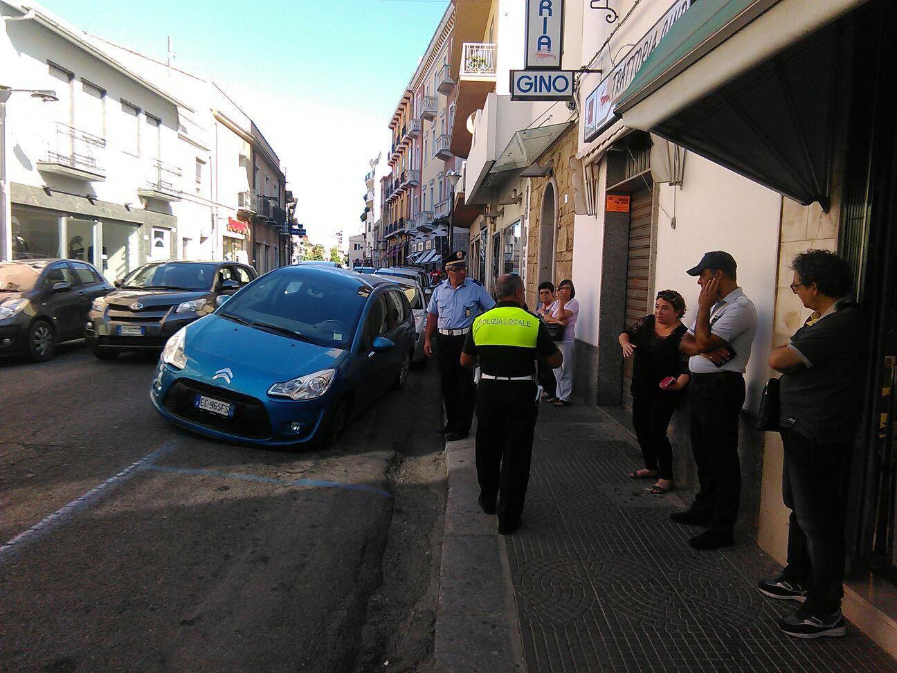 L'auto sprofondata nella buca in via Tirso