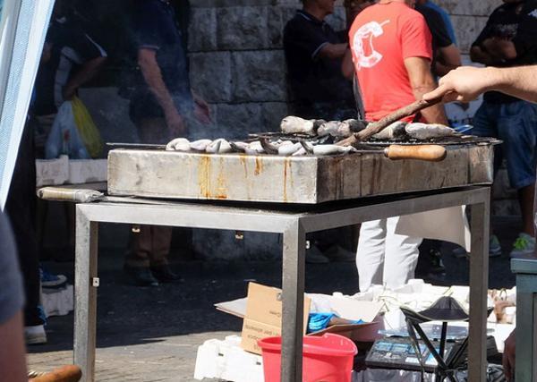 "Arrostimento illegale", multa di 1000 euro a un operatore del mercato di San Benedetto 