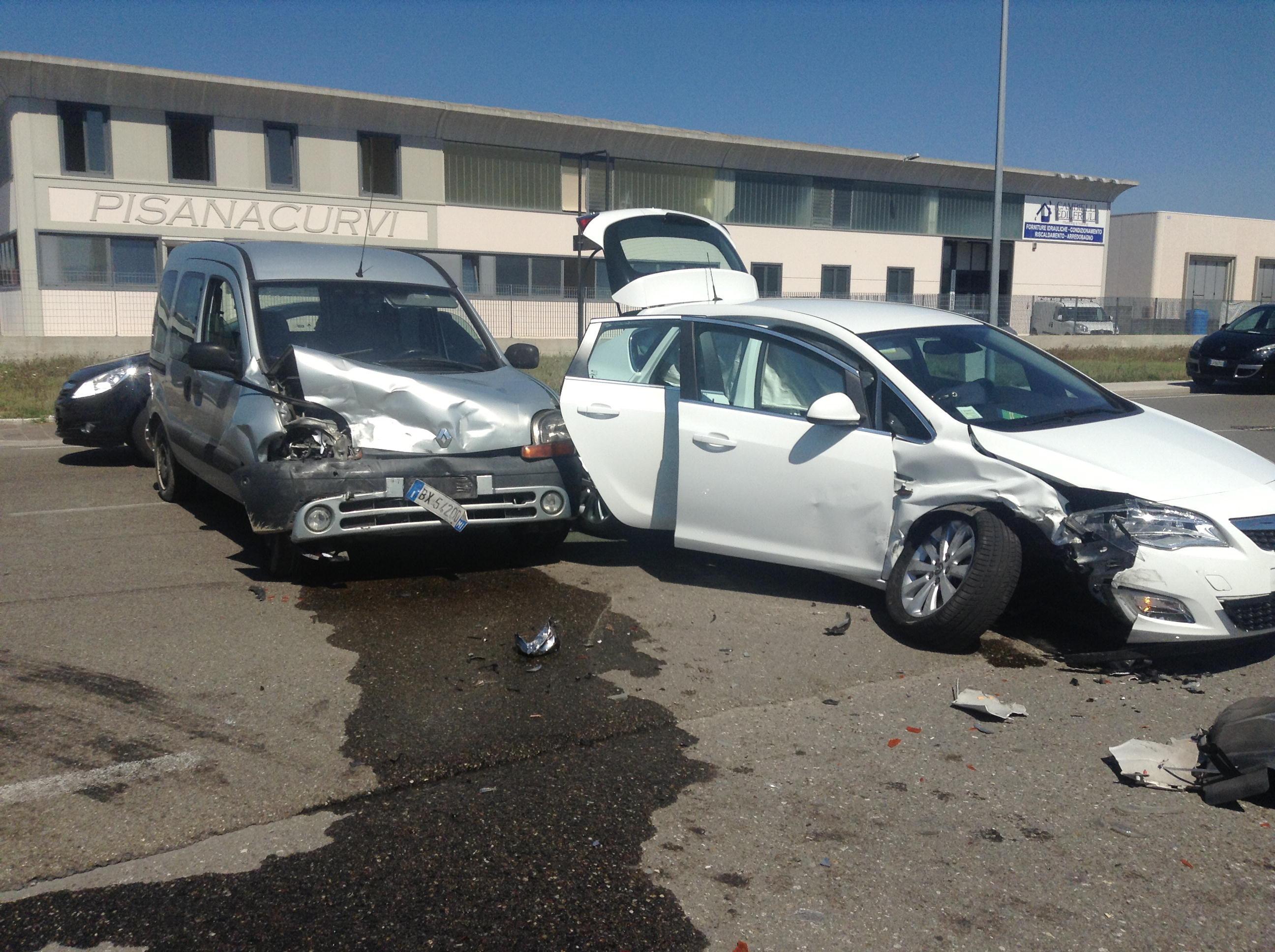 Scontro tra tre auto con quattro feriti 