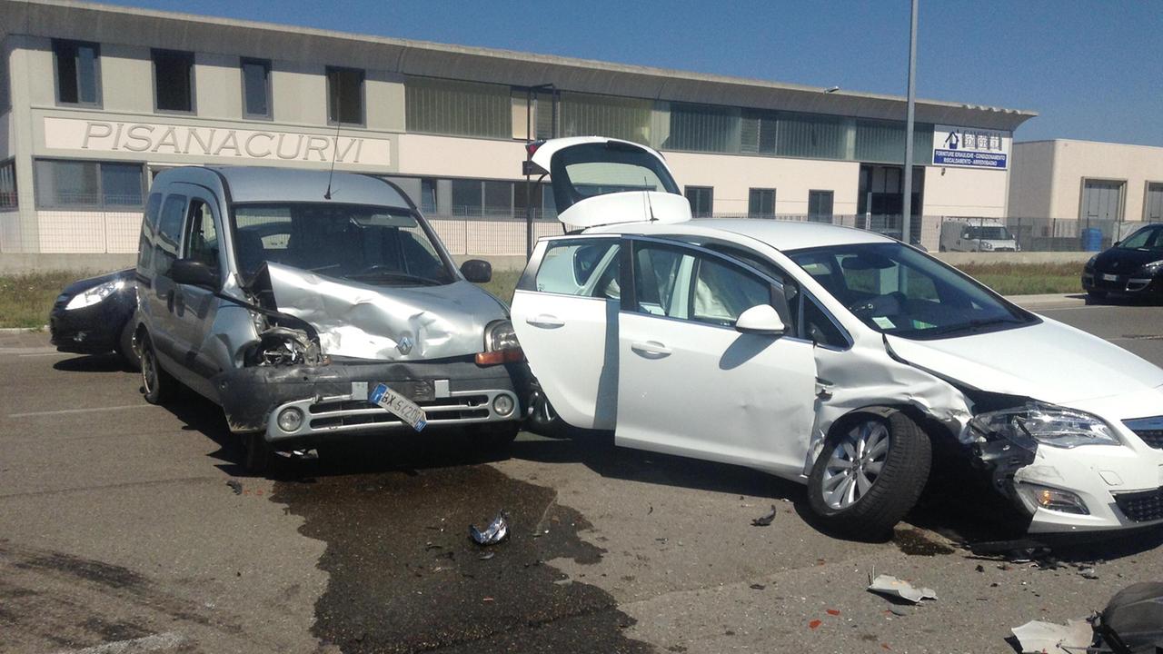 Scontro tra tre auto con quattro feriti