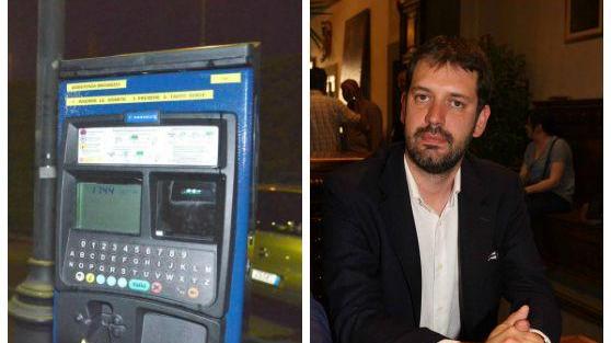 Un nuovo parchimetro e di fianco l'assessore Filippo Alessi