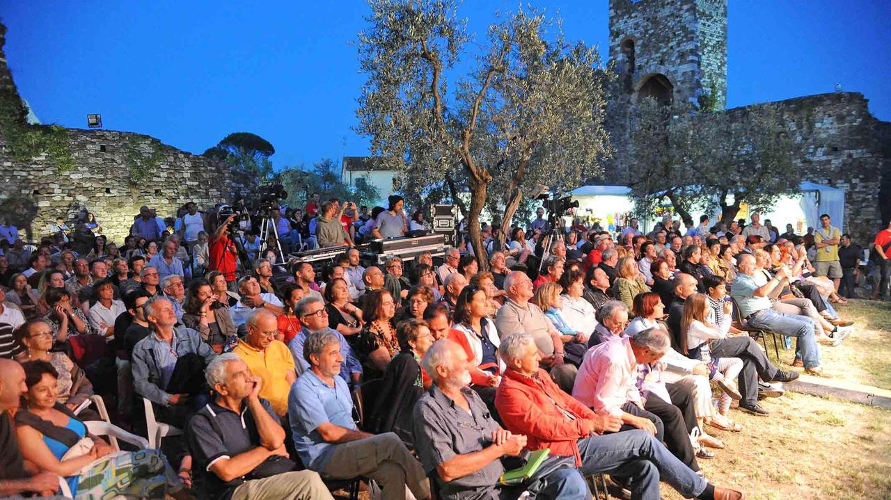 Il pubblico assiste a uno spettacolo alla Rocca di Serravalle (foto Gori)