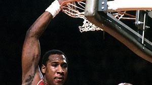 Una schiacciata di Darryl Hawkins