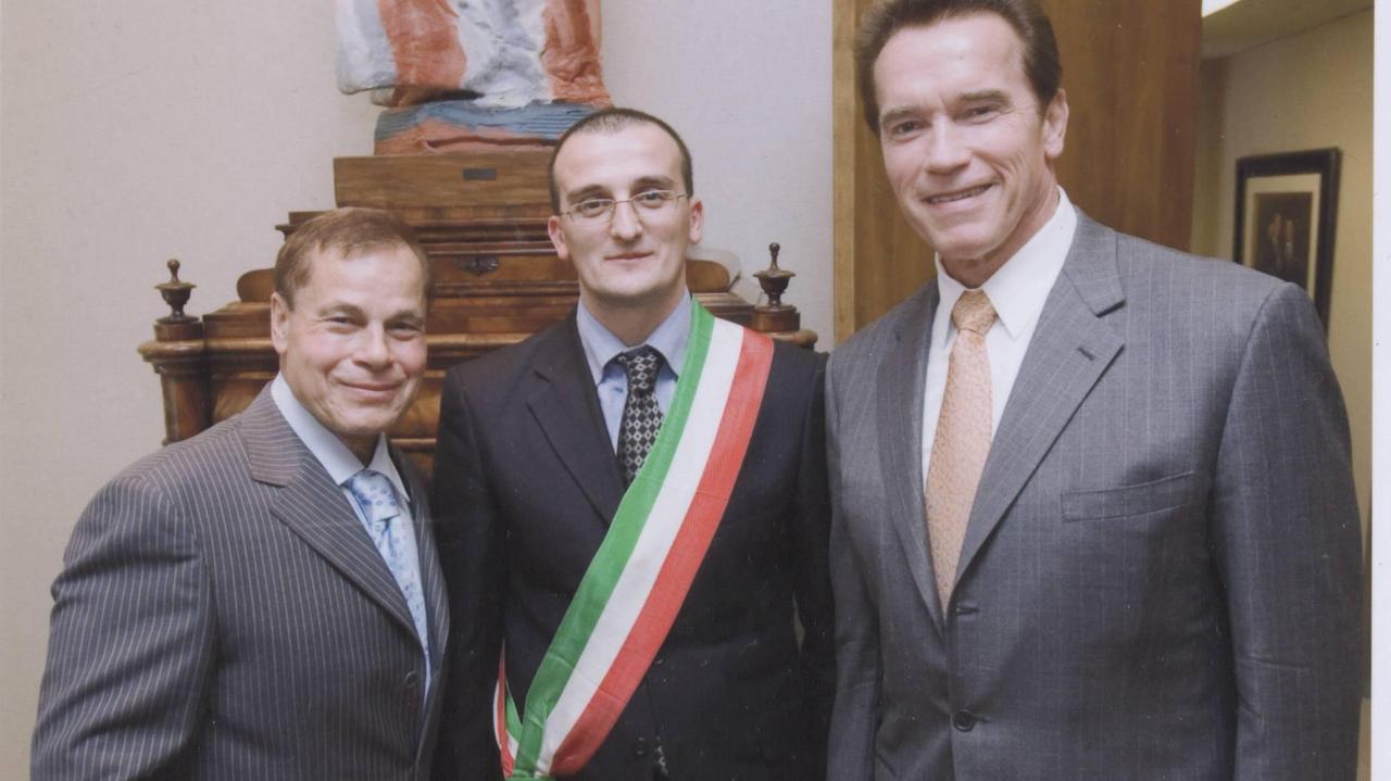 Efisio Arbau, sindaco di Ollolai nel 2006, tra Columbu e Schwarzenegger