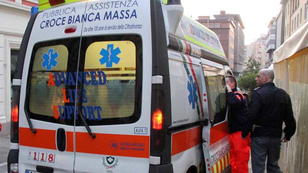 Massa, grave quindicenne travolto da un’auto