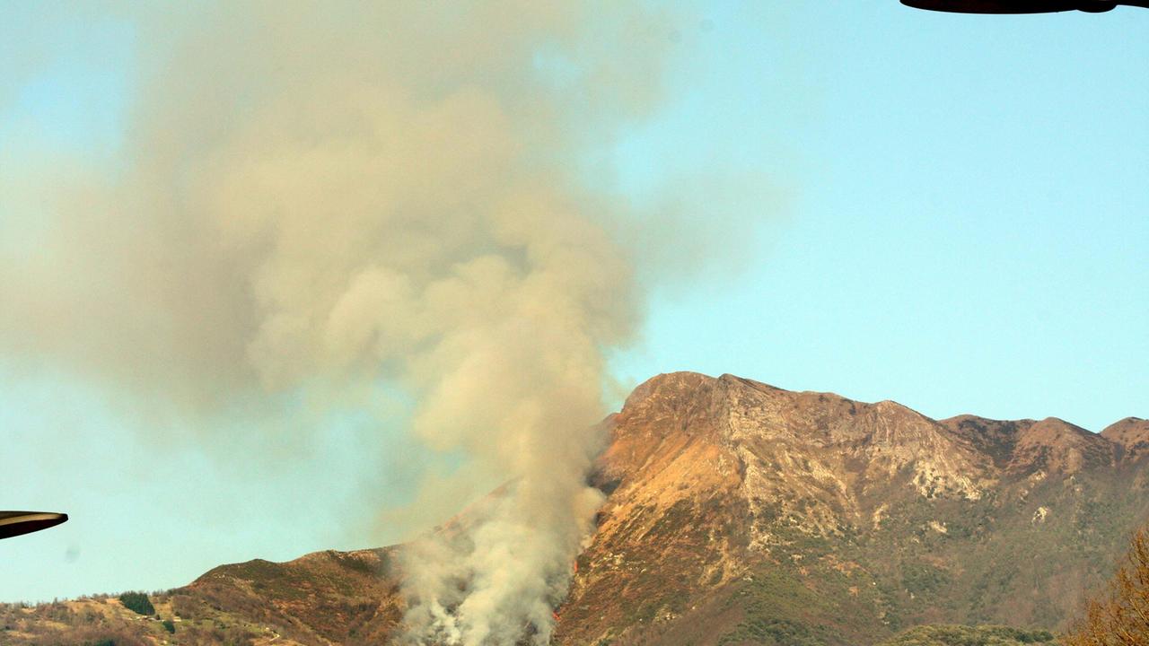 Un incendio sul monte Prana (foto d'archivio)