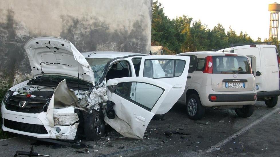 Carambola tra auto, ferite tre persone