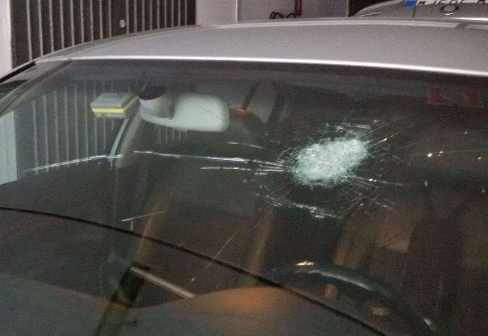 Tirano dei sassi contro le auto in corsa a Modena