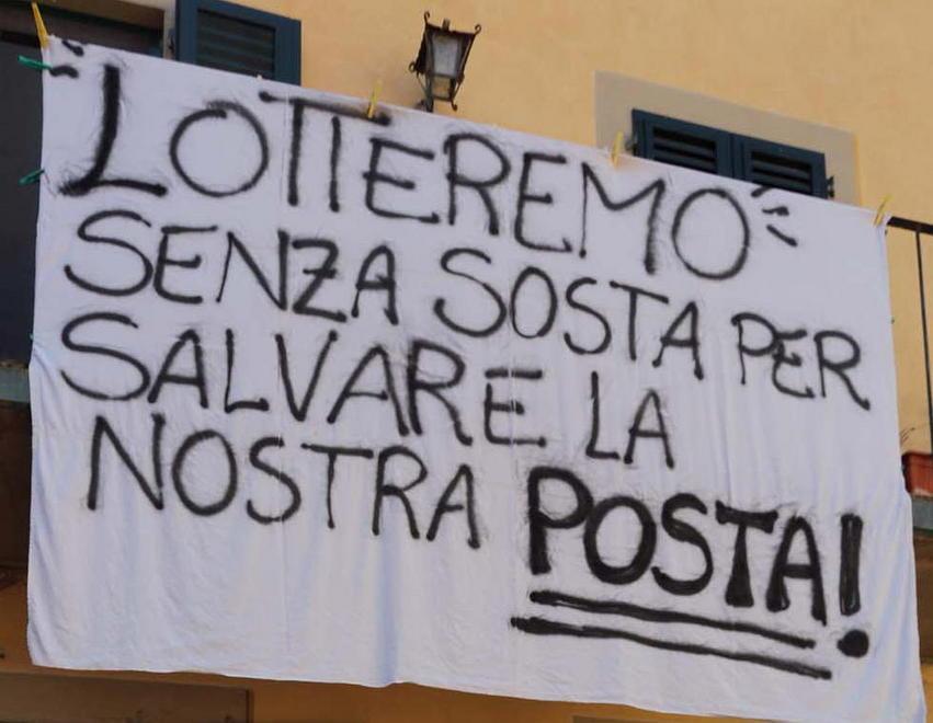 Rabbia e striscioni in piazza «No alla chiusura dell’ufficio» 