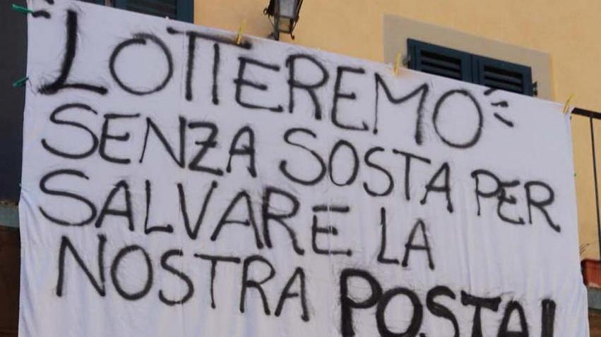 Rabbia e striscioni in piazza «No alla chiusura dell’ufficio»