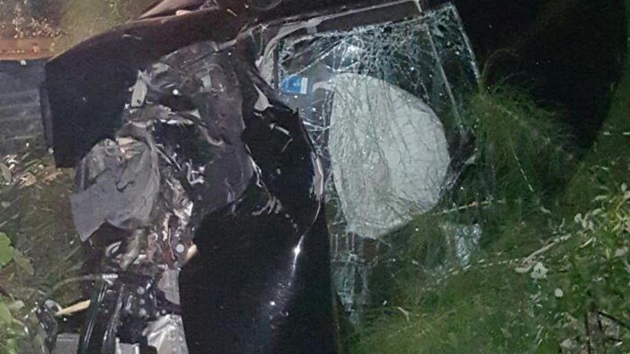 Auto contro un albero: due feriti