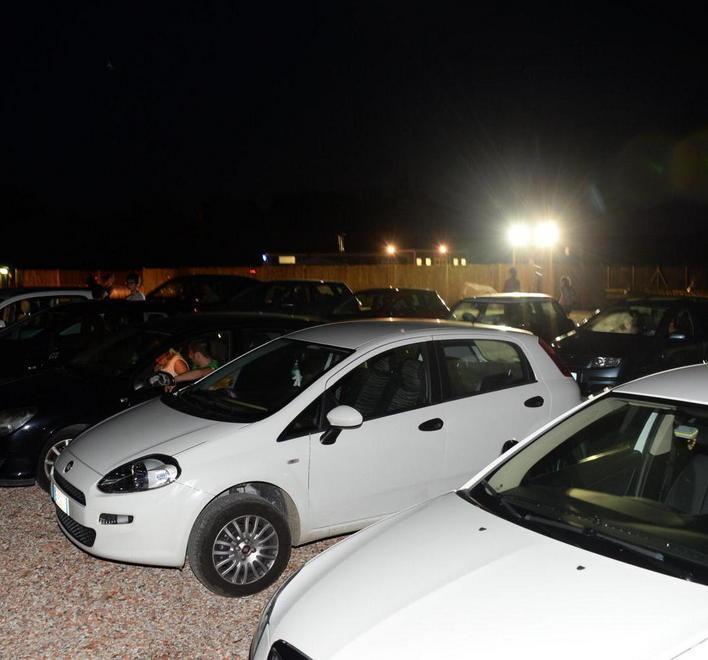 Sali in auto e vedi il film per il drive-in gran debutto 