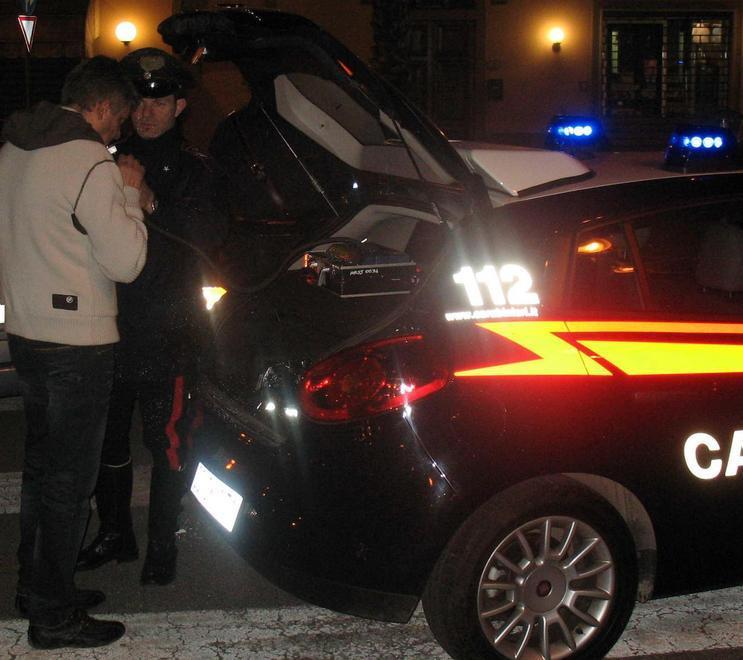 Gli puntano lama alla gola rapinato alla stazione 