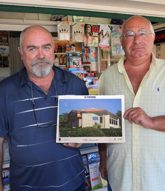 C’è chi si affretta a prendere le foto delle ville 