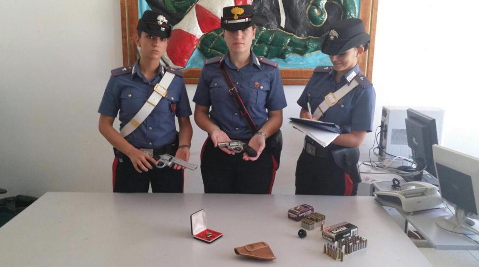 Nel cassetto una Magnum 357 illegale 