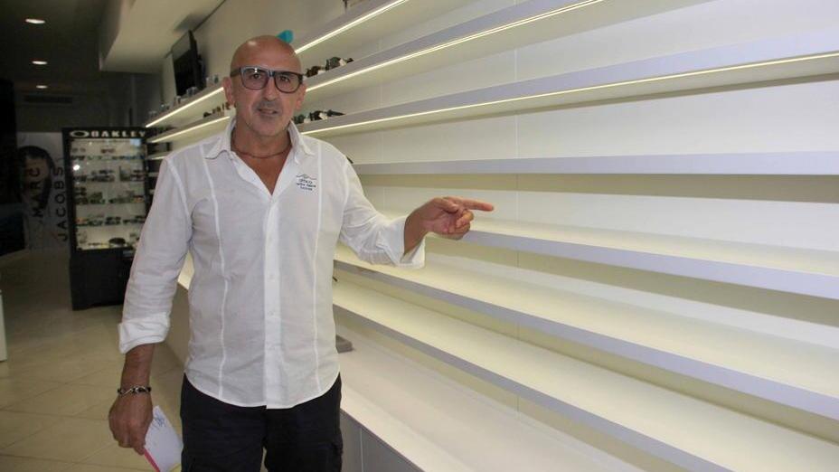 Colpo al negozio a volto scoperto