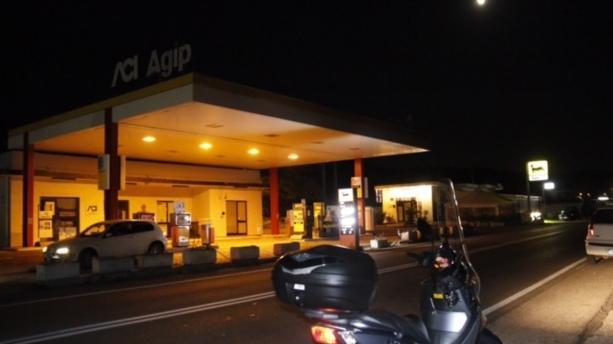 Feriti due giovani in scooter «Un’auto ci ha speronati»