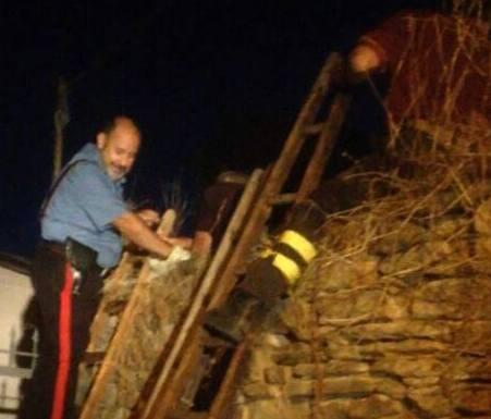 Anziana in bilico sul muro per ore 