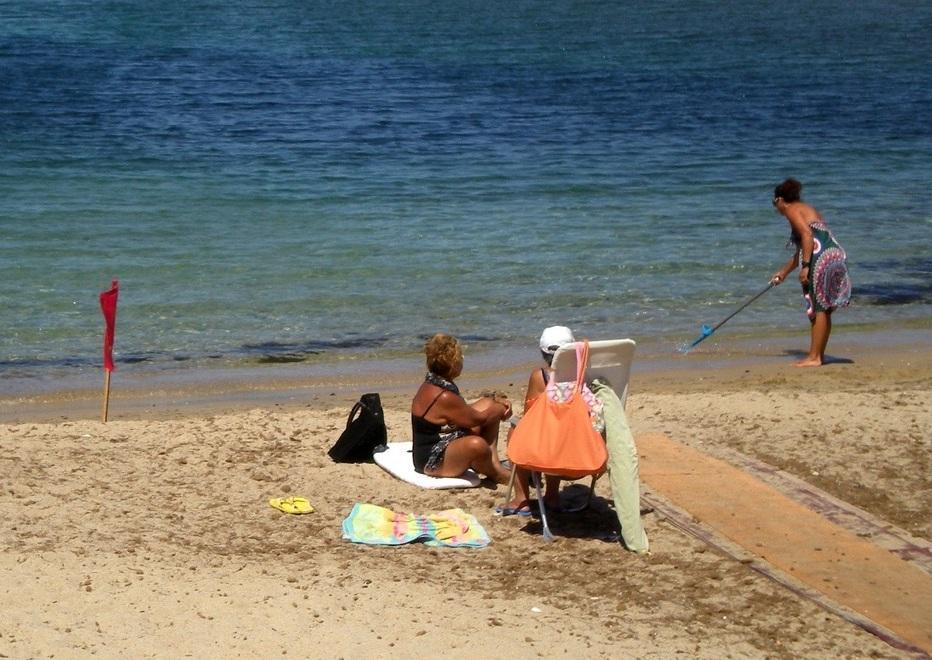 Il mare è inquinato ma c’è chi tenta di entrare in acqua 