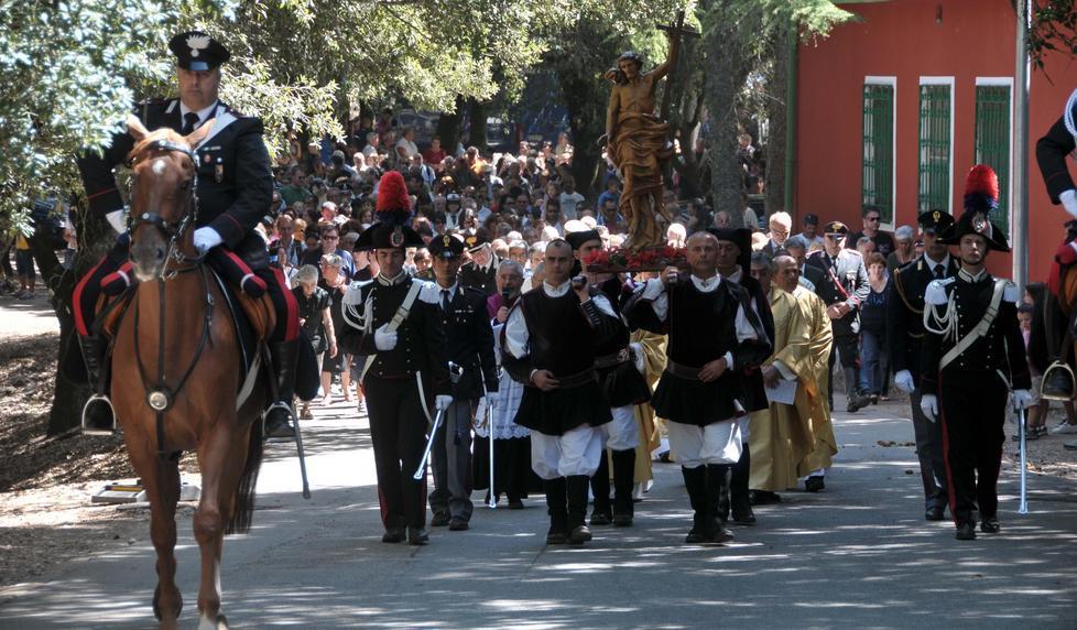 Fedeli in pellegrinaggio, l’omaggio al Redentore 