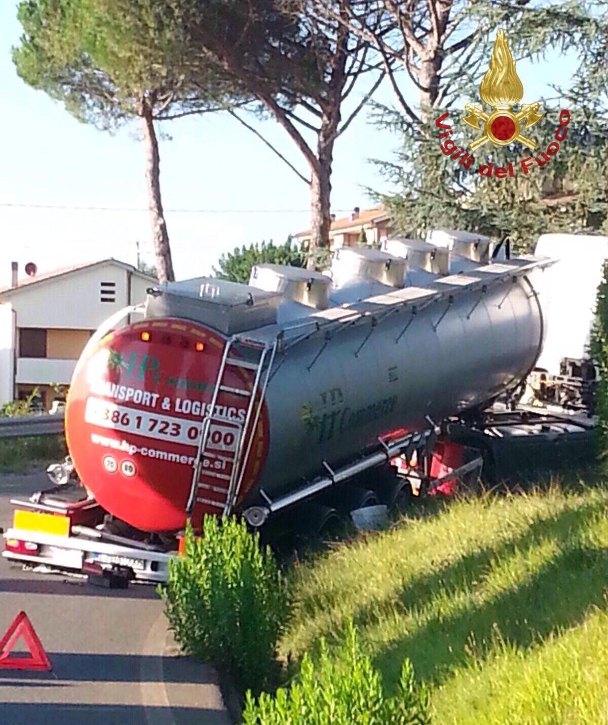 Il camion cisterna uscito fuori strada