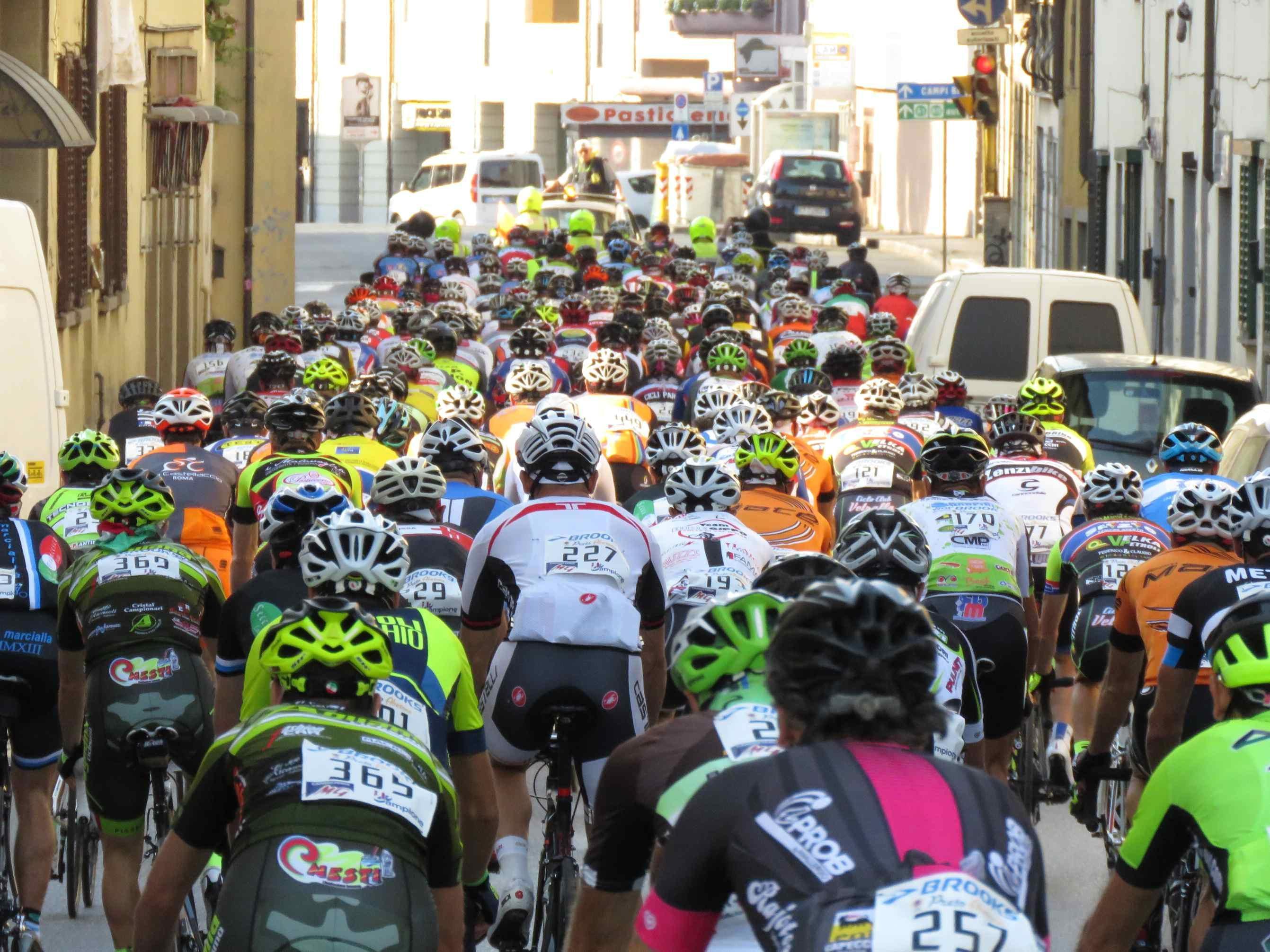 I ciclisti che partecipano alla Prato-Abetone