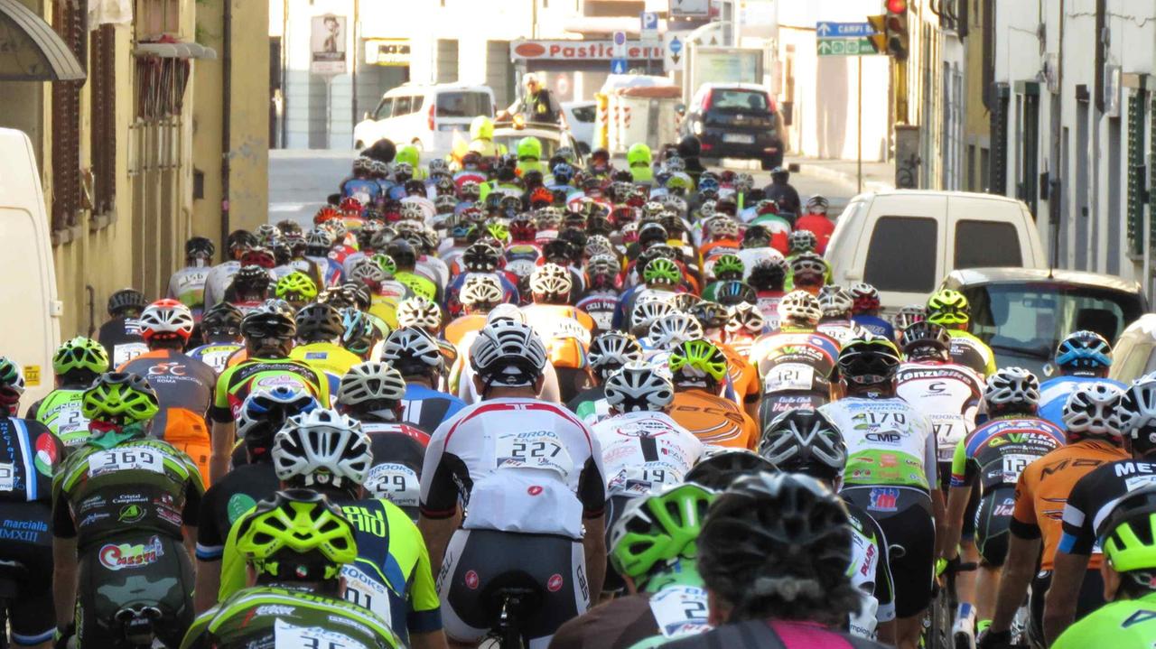 I ciclisti che partecipano alla Prato-Abetone