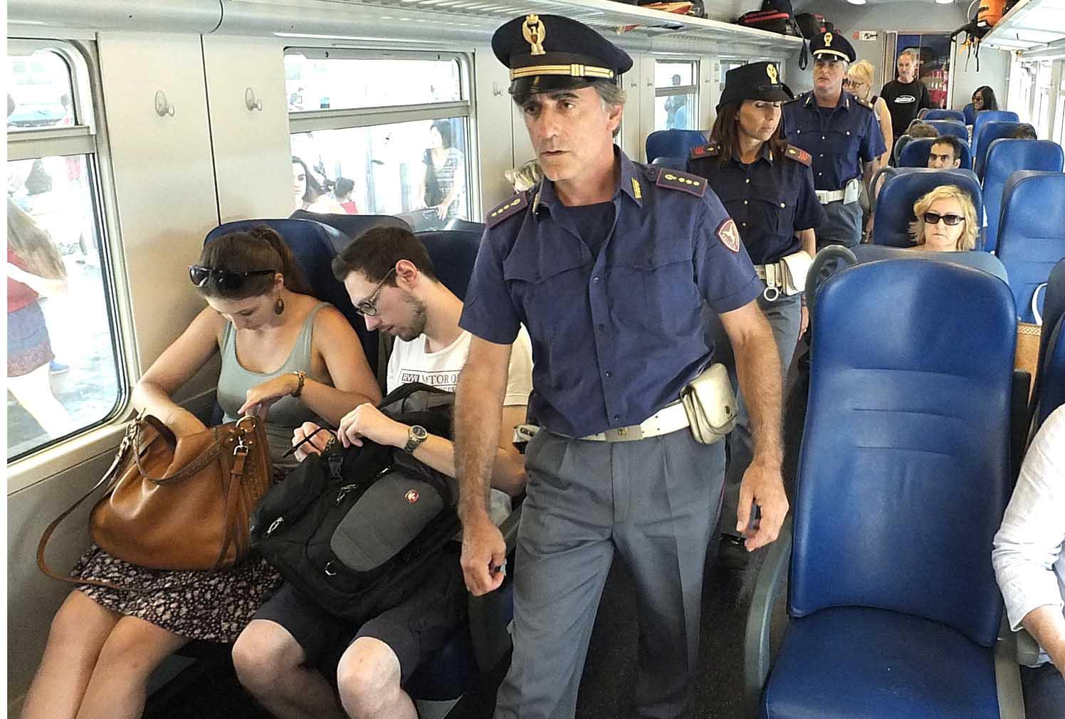 La polizia sul treno Pisa-Roma