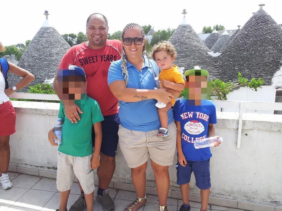 Reggio Emilia, bimbo morto per detersivo. Un mese fa la denuncia della mamma: «Volevano rapircelo»
