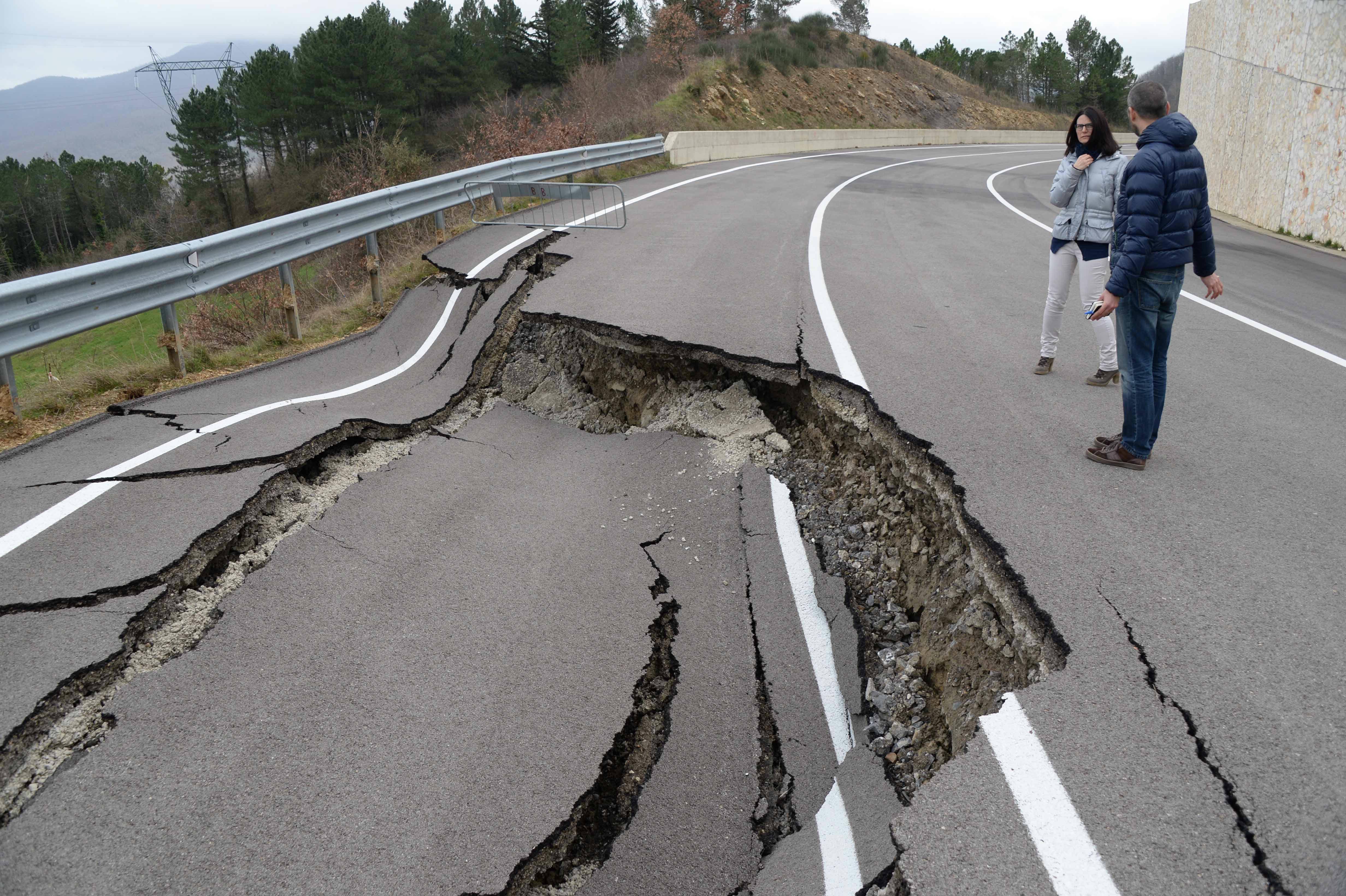 La voragine che si è aperta sulla variante Sr 439 a Castelnuovo nel febbraio 2014 (foto Franco Silvi)