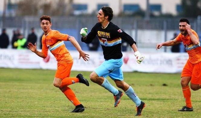 Il portiere che segna di testa 