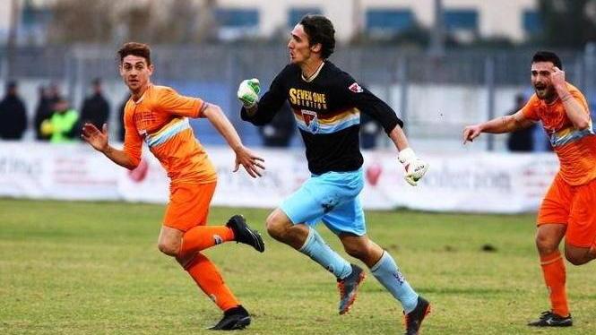 Il portiere che segna di testa