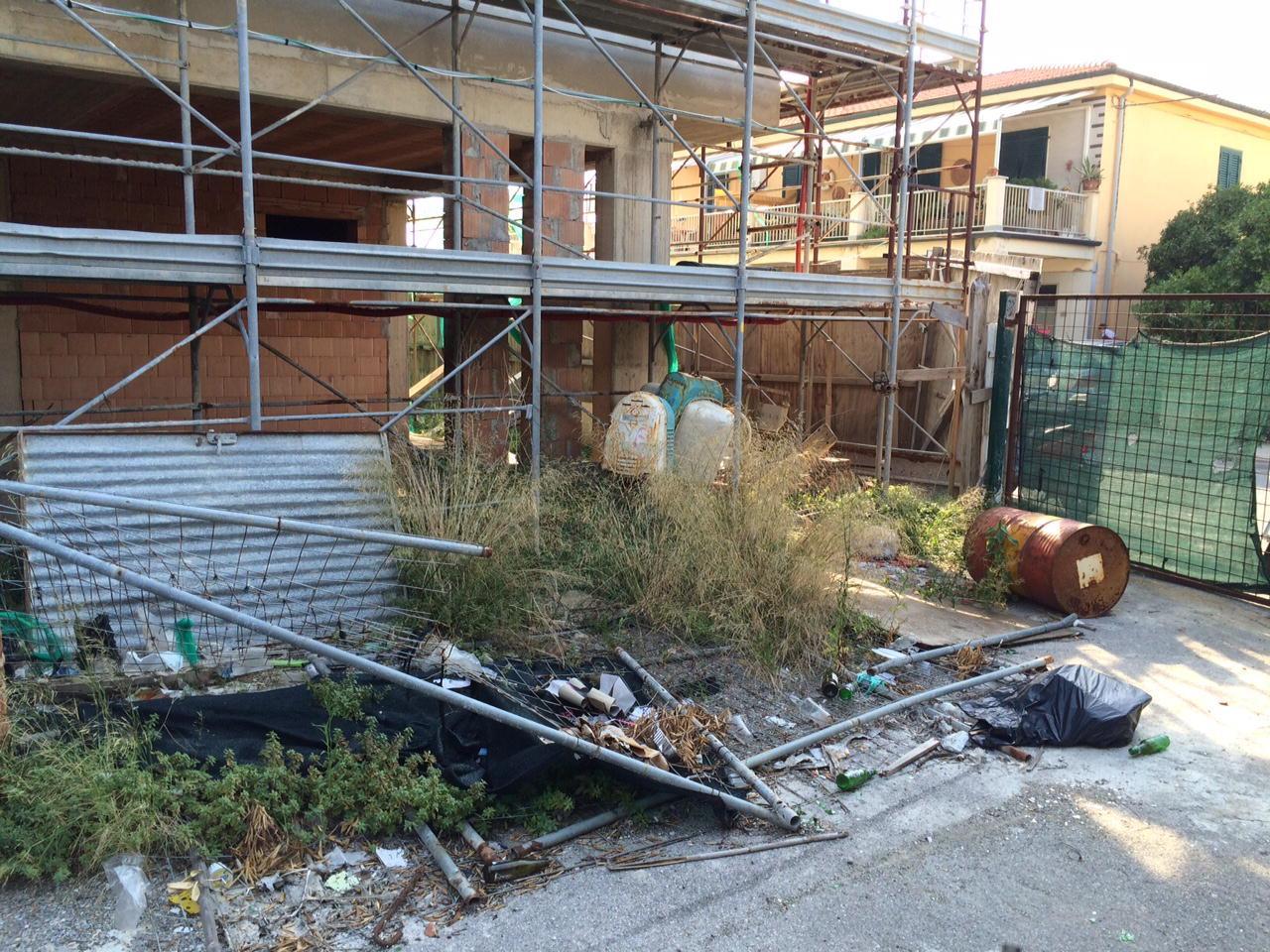 Uno scorcio del cantiere dell'ex hotel Lido a Marina di Cecina