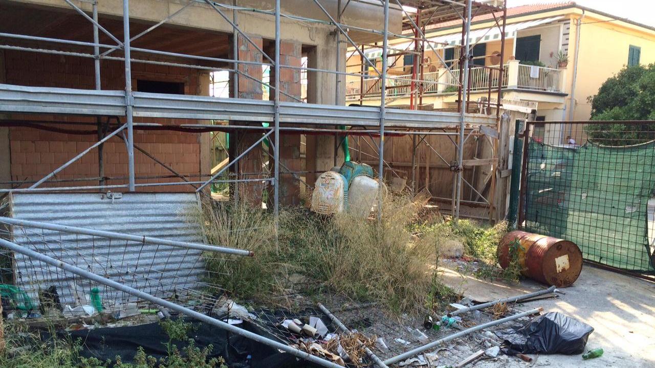 Uno scorcio del cantiere dell'ex hotel Lido a Marina di Cecina