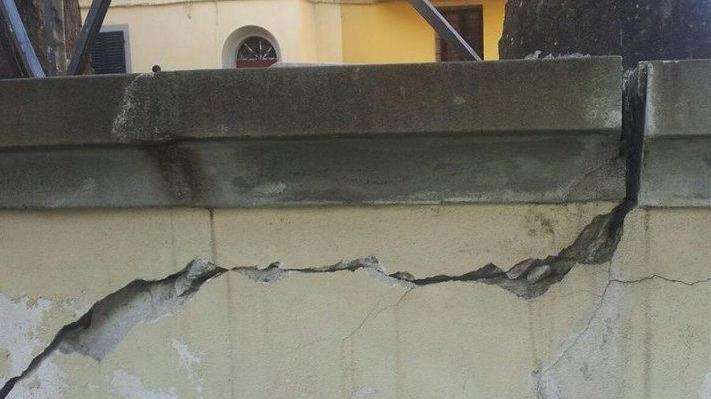 Panni stesi e crepe nel borgo