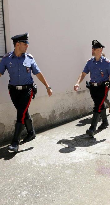 Trovano borsa con 600 euro e chiamano subito i carabinieri