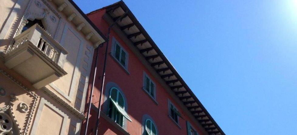 Crolla pezzo d’intonaco, ferito alla testa 