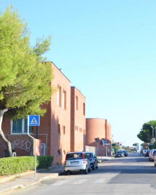 Lui alla tv, lei dorme e i ladri rubano 