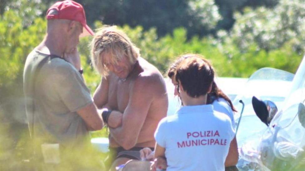 Bambino azzannato da un cane alla testa mentre faceva il bagno