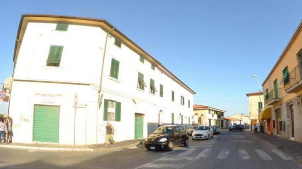 Mette in fuga il rapinatore a colpi di scopa in giardino