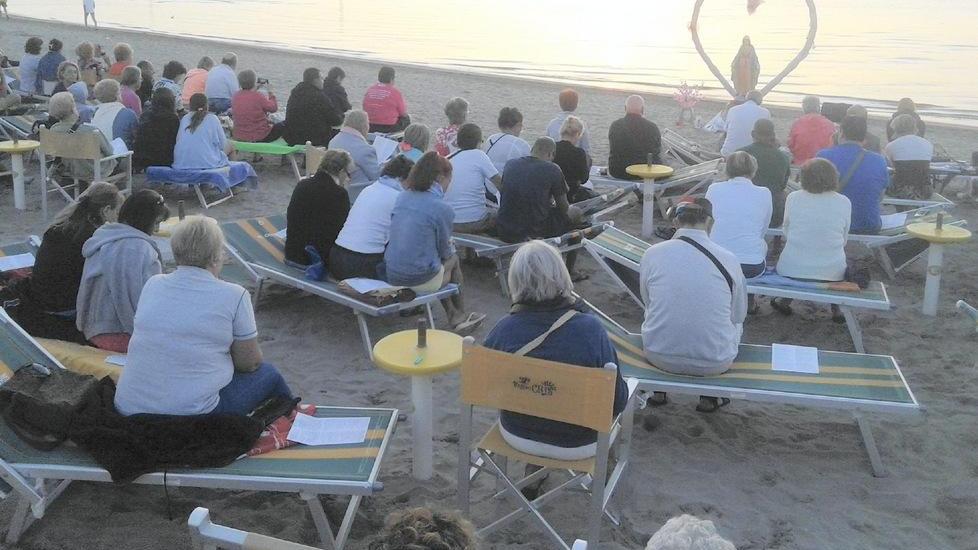 Domani ultimo rosario in spiaggia