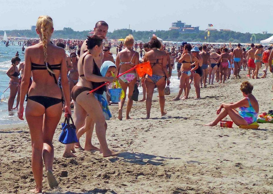 Anche agosto porta bene Con i turisti mordi e fuggi 