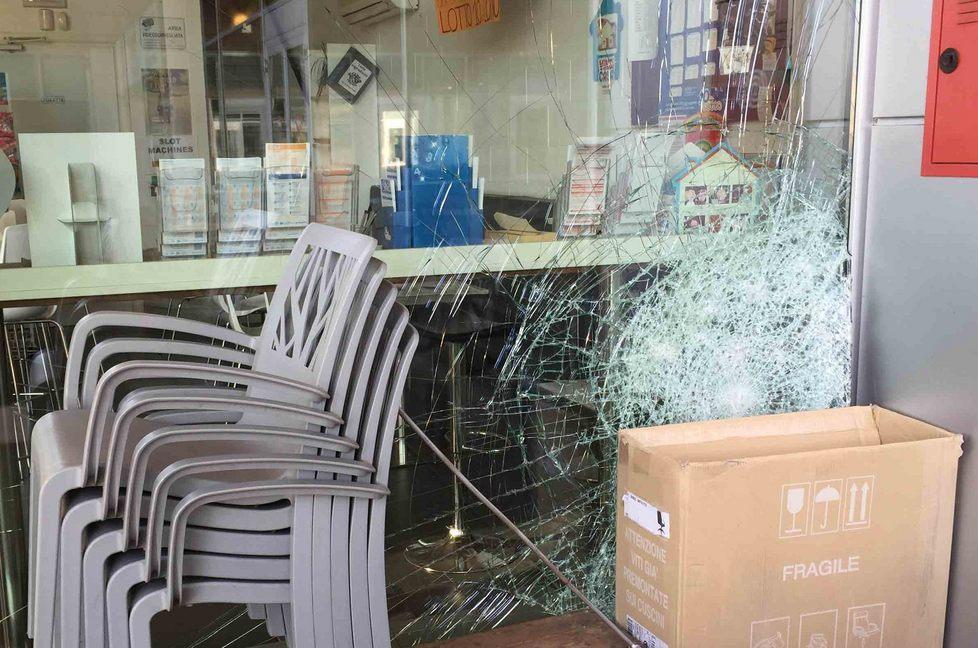 Sfondano la vetrata del bar per rubare “gratta e vinci” 