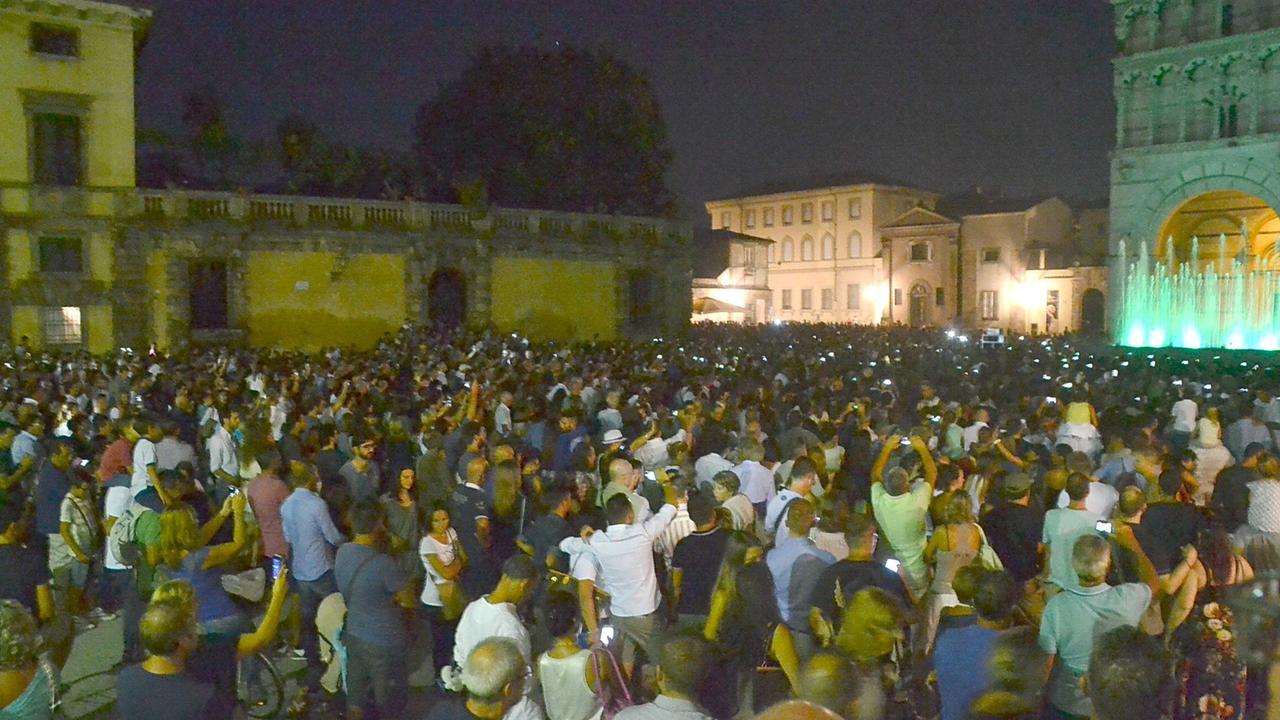 Notte bianca da sogno a Lucca, ma non mancano le multe