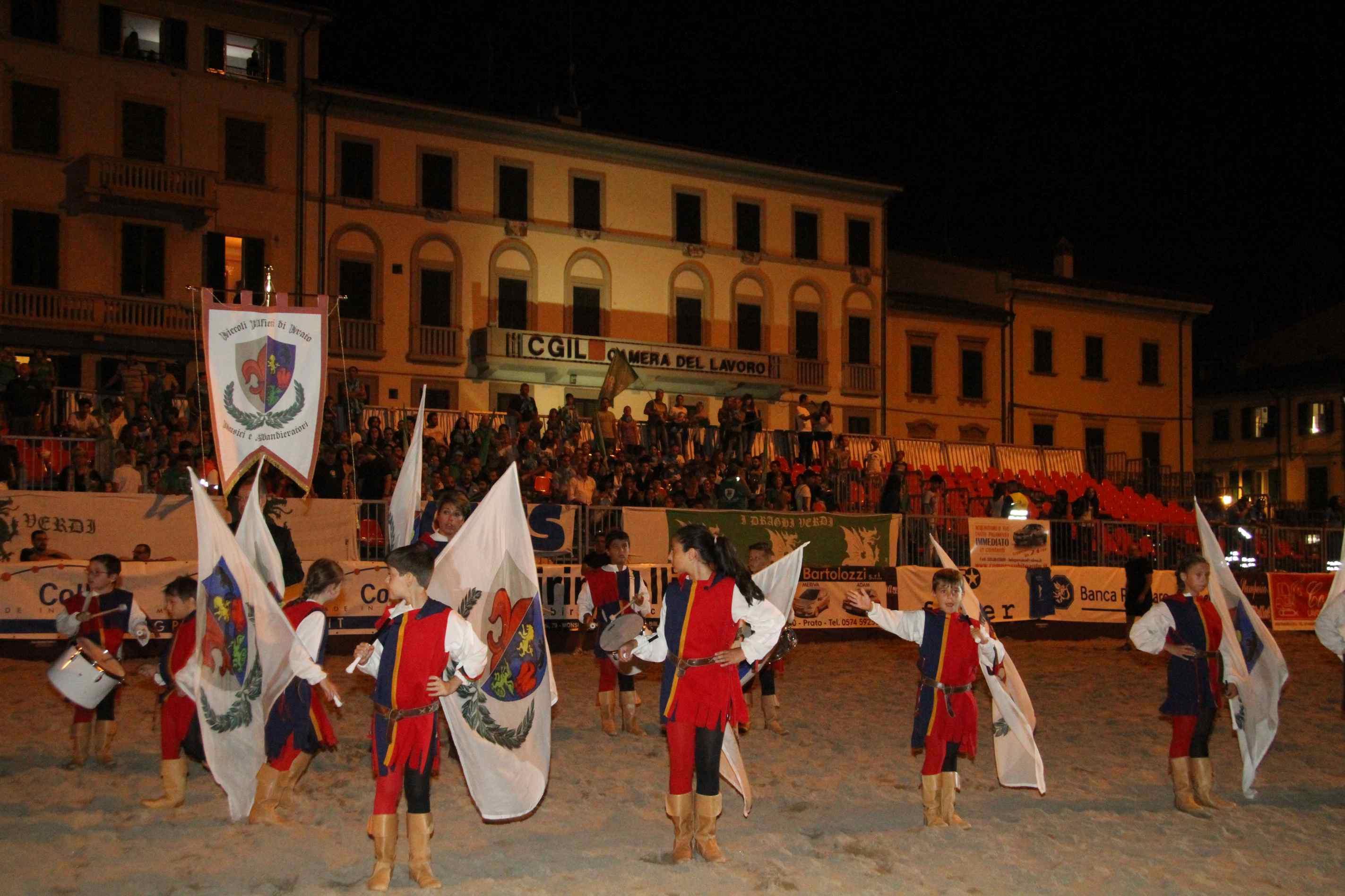 Sbandieratori in piazza Mercatale prima di una sfida della Palla Grossa (foto Batavia)