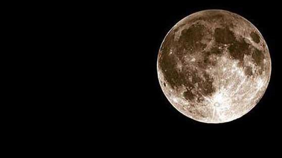 La super luna fotografata a Viareggio da Giuseppe Ruggero (instagram @_giusepperuggero_)