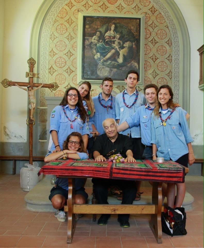Don Cecchi con i ragazzi scout del Gruppo Prato 2