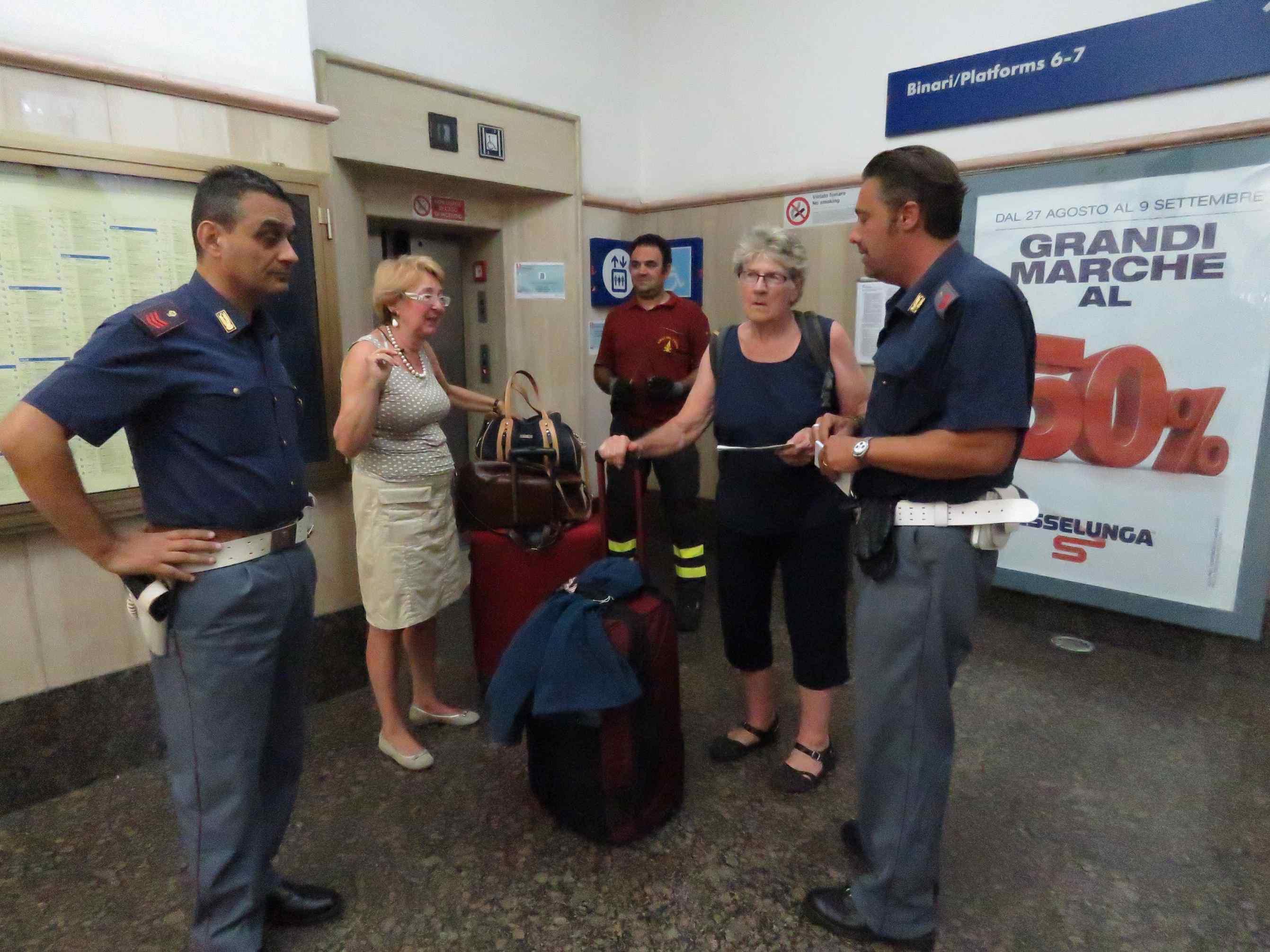 Due delle tre turiste appena uscite dall'ascensore insieme ad agenti Polfer (foto Batavia)