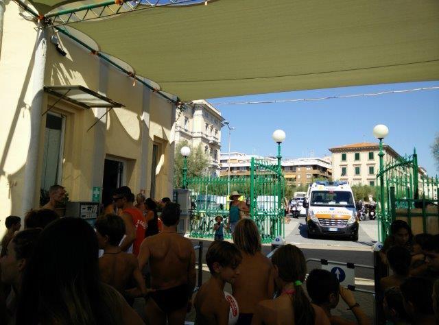 L'arrivo dell'ambulanza ai Pancaldi